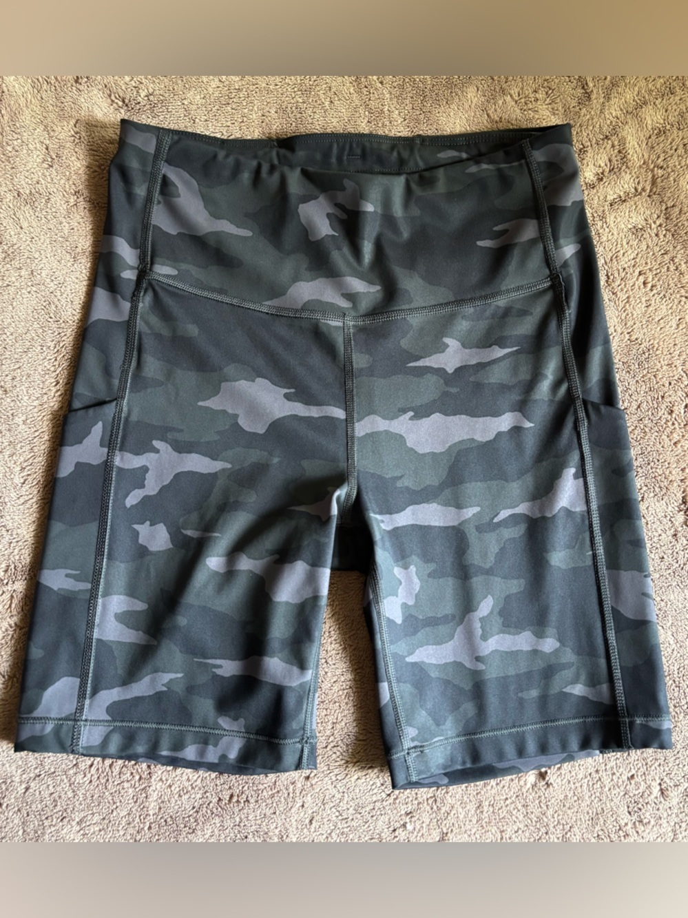 Athleta Ultimate Stash Pocket Camo 7" Short Grey Black Camouflage Small